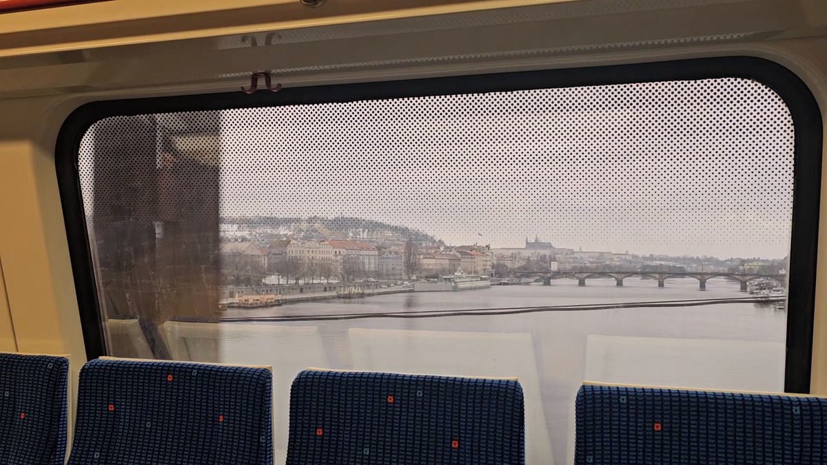 Opravy místo bourání. Železniční most v Praze musí zpevnit uhlíkové lamely